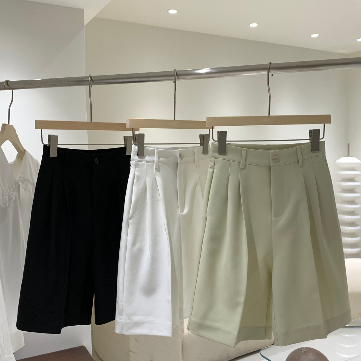 ストレートシルエットのハーフパンツ S2299