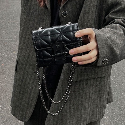 ブラックチェーンミニバッグ♡ミニウォレット風で大人可愛い S2208