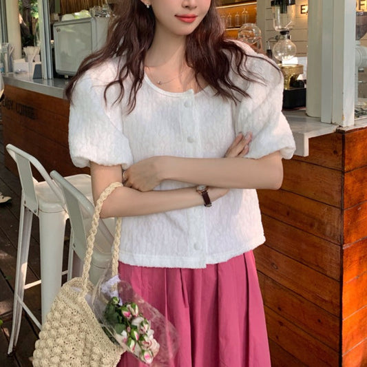 エンボス加工のふんわりパフスリーブブラウス S1636