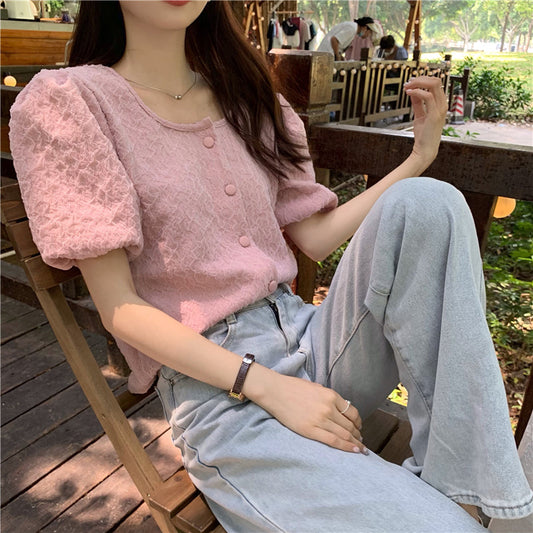 エンボス加工のふんわりパフスリーブブラウス S1636